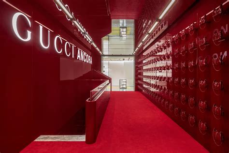 negozio gucci via montenapoleone milano|Dentro alla rinnovata boutique di Gucci a Milano .